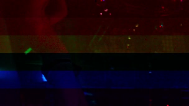 Екзотичні Чоловіки Йдуть Танцівниці Накладанням Прапора Гомосексуальної Гордості — стокове відео