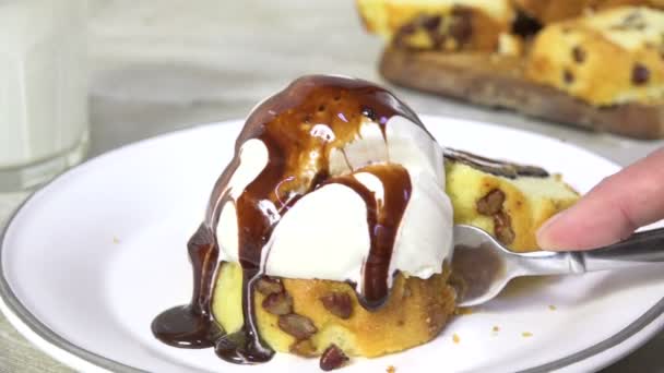 바닐라 아이스크림 슬로우 케이크를 — 비디오