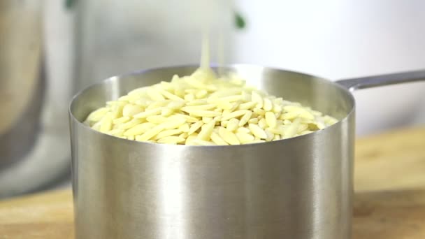 Häll Orzo Pasta Kopp Slow Motion — Stockvideo