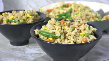 Kızarmış pirincin üzerine soya sosu dök, ağır çekimde.