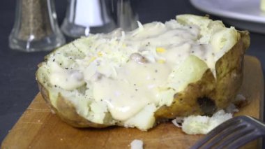 Fırında patatese soslu rendelenmiş çedar peyniri serpiyorum.