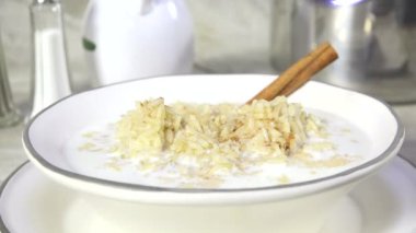 Bir kaşık dolusu pilav, mısır gevreği, tarçın ve sütle yemek.