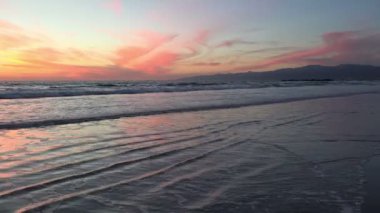 Gün batımında Pasifik Okyanusu 'nun çarpıcı deniz manzarası