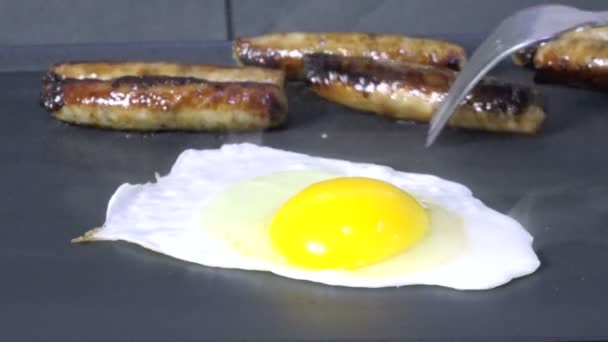 ソーセージで電気グリルで卵を炒める — ストック動画