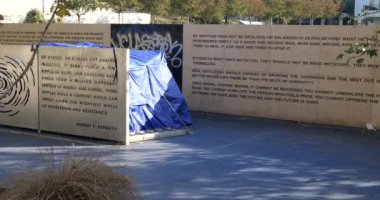 Los Angeles, CA USA - 26 Kasım 2020: İlham verici Robert F. Kennedy Anıtı 'nda evsiz çadırları