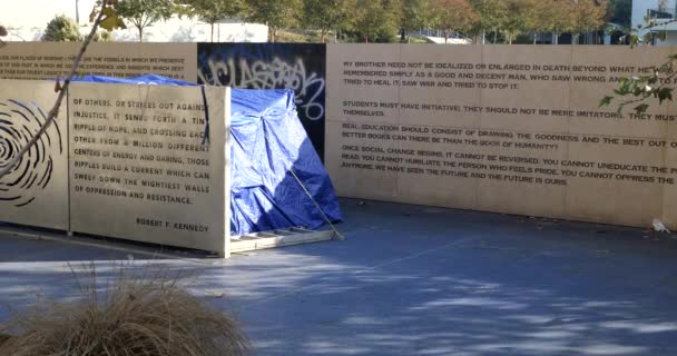 カリフォルニア州ロサンゼルス2020年11月26日 ロバート ケネディ記念碑のホームレステント — ストック動画