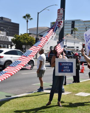 Beverly Hills, CA / USA - 1 Ağustos 2020: Vatansever protestocu 