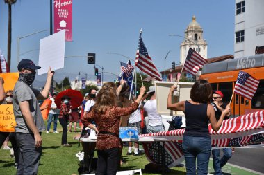 Beverly Hills, CA / USA - 1 Ağustos 2020: Amerikan bayrakları dalgalanan vatansever özgürlük mitingi