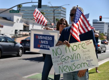 Beverly Hills, CA / USA - 1 Ağustos 2020: Protestocular Kaliforniya Valisi Gavin Newsom 'u geri çağırmak için tabela tutuyorlar