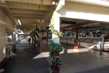 Los Angeles, CA USA - 3 Aralık 2020: Los Angeles 'ta yeni bir açık hava yemek yasağı ilan edildikten sonra terk edilmiş gıda pazarı