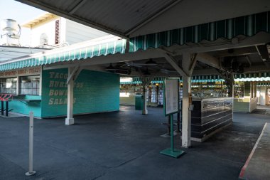 Los Angeles, CA USA - 3 Aralık 2020: Los Angeles 'ta yeni bir açık hava yemek yasağı ilan edildikten sonra Orijinal Çiftçi Pazarı' nda terk edilen yemek bölümü