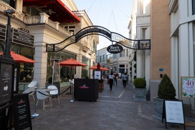 Los Angeles, CA USA - 3 Aralık 2020: Covid-19 nedeniyle açık hava yemeklerinden sonra The Grove alışveriş merkezindeki boş açık hava yemek alanı yasaklandı