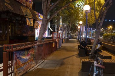 Batı Hollywood, CA USA - 7 Aralık 2020: Los Angeles 'ın yeni Covid-19 kısıtlamaları nedeniyle açık hava yemeklerini yasaklamasından sonra terk edilmiş kaldırım kafeleri