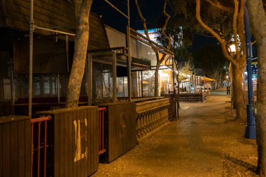 Batı Hollywood, CA USA - 7 Aralık 2020: Los Angeles 'ın yeni Covid-19 kısıtlamaları nedeniyle açık hava yemeklerini yasaklamasından sonra boş kaldırım kafeleri