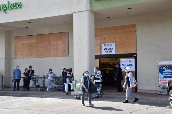 Los Angeles Novembro 2020 Clientes Máscaras Esperam Para Entrar Uma — Fotografia de Stock