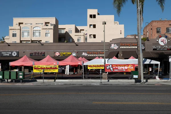 로스앤젤레스 Usa 캘리포니아의 레스토랑이 Covid 제한을 수하기 대규모 — 스톡 사진