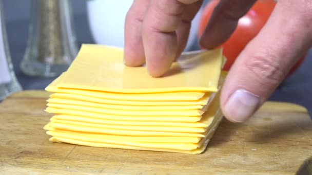 Ξεφλουδίζοντας Μια Φέτα Τυρί Από Μια Στοίβα Από Φέτες Τυριού — Αρχείο Βίντεο