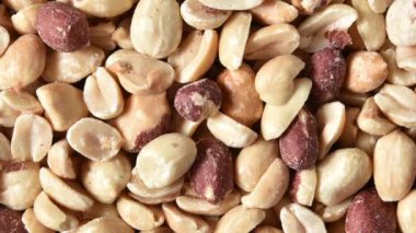 Kabuklu ve tuzlu fıstıkların dönüşümlü yakın görünümü