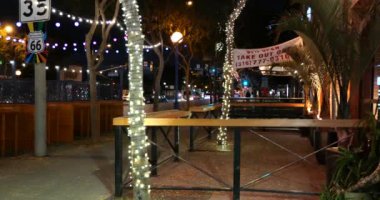 Batı Hollywood, CA USA - 10 Aralık 2020: Santa Monica Bulvarı boyunca kaldırım kafeleri yeni Covid-19 karantina emri nedeniyle Noel zamanı boş duruyor