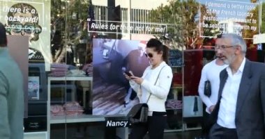 Los Angeles, CA USA - 9 Aralık 2020: Kitson 'da pencereleri okuyan kalabalık Nancy Pelosi, Dr. Fauci, Hunter Biden ve daha fazlasının ikiyüzlülüğünü ortaya çıkarıyor.