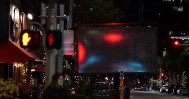 Beverly Hills, CA USA - 12 Aralık 2020: Kaliforniya Coronavirus karantinası nedeniyle en yoğun alışveriş sezonunda Beverly Hills kaldırımı terk edildi 