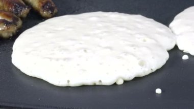 Pişerken ızgarada köpüren krep.