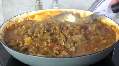 Tavada et sosu karıştırmak