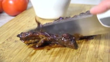 BBQ kaburgalarını kesme tahtasında dilimliyorum.