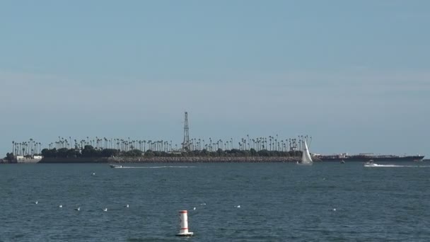 Boote Passieren Ölplattformen Von Freeman Island Hafen Von Long Beach — Stockvideo