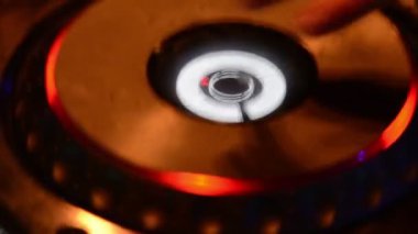Bir DJ 'in eli, basla titreşen bir sehpanın üzerinde.