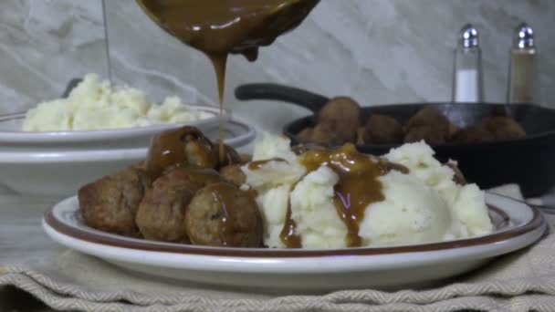 Cuiller Sauce Brune Sur Les Boulettes Viande Les Pommes Terre — Video