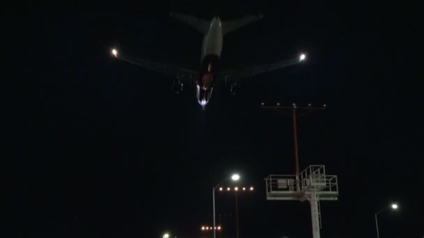 Самолёт Приземляется Ночью Международном Аэропорту Лос Анджелеса — стоковое видео