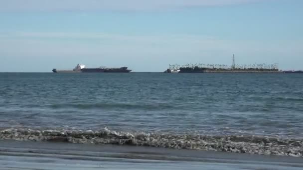 Ein Tankschiff Der Nähe Einer Offshore Bohrinsel Hafen Von Long — Stockvideo