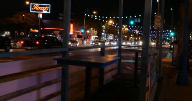 Batı Hollywood, CA USA - 10 Aralık 2020: Yeni Coronavirus karantina emri sırasında Batı Hollywood 'daki boş bir kaldırım kafesinde boş masalar