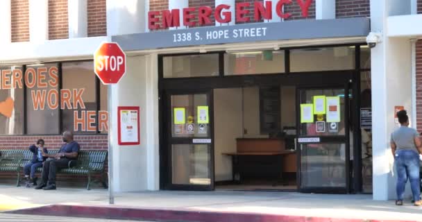 Los Angeles Usa Diciembre 2020 Personas Esperando Entrada Emergencia Hospital — Vídeo de stock