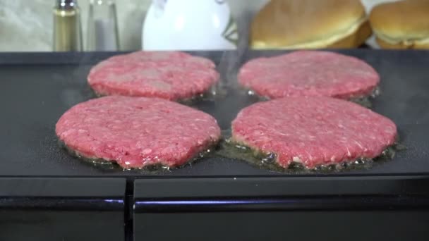 Hackfleischpastete Köcheln Auf Einem Elektrogrill Zeitlupe — Stockvideo