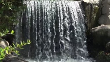 Parkta güzel bir şelale