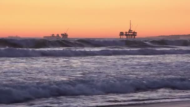 Grandes Vagues Près Une Plate Forme Forage Pétrolier Offshore Coucher — Video