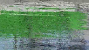 Yeşil yansımalı, parıldayan su.