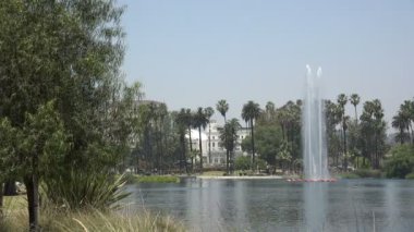 Güzel bir göldeki çeşmenin manzarası