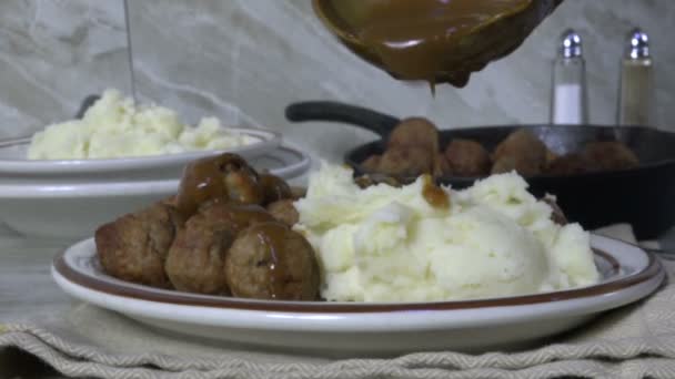把肉汁倒在土豆泥和肉丸子上 — 图库视频影像