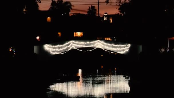 南カリフォルニアのアーチ型の橋の上に美しいクリスマスの文字列夜のヴェネツィアの運河 — ストック動画