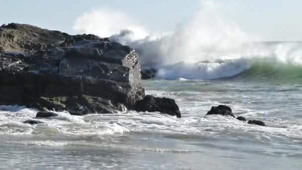 Ogromna Fala Uderzająca Skały Wybrzeżu Malibu California — Wideo stockowe