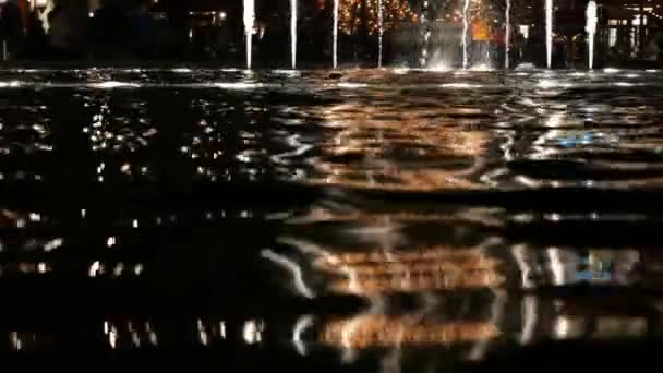 Prachtige Reflecties Het Kabbelende Water Van Een Publieke Fontein Nachts — Stockvideo