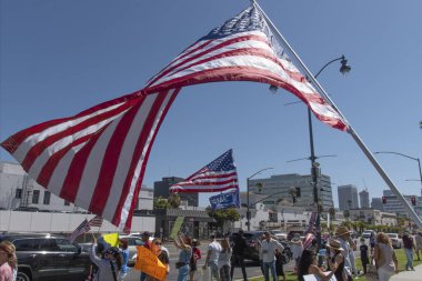 Beverly Hills, CA / USA - 1 Ağustos 2020: Vatansever bir gösteri üzerine dalgalanan bir Amerikan bayrağı