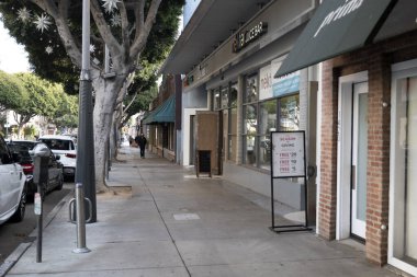 Santa Monica, CA USA - 6 Aralık 2020: Santa Monica alışveriş merkezi yeni Covid-19 karantinası nedeniyle Noel alışveriş sezonu için terk edildi
