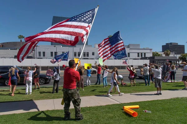 베버리 Usa Aug 2020 미국의 국기와 트럼프 깃발이 집회에서 날아가다 — 스톡 사진