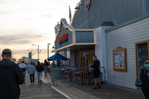 Santa Monica Usa 2020年12月6日 新しいCovid 19検疫中に閉鎖されたサンタモニカ桟橋にあるBubba Gump Shillpレストラン — ストック写真