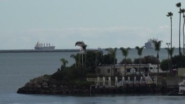 Long Beach 'teki Grissom Adası' nın arkasında bir gemi var.