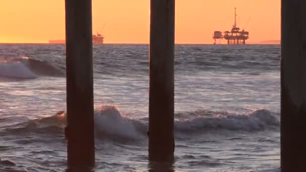 太平洋近海石油钻井平台 通过一个码头看到 — 图库视频影像